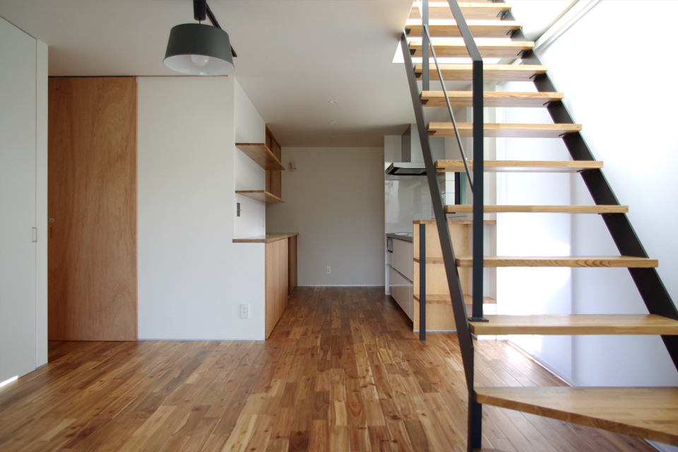 黒のシンプルなスチール階段, 照明,リビングからキッチンを眺める,キッチン背面収納,